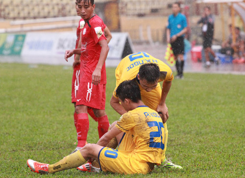 Quế Ngọc Hải chỉ bảo vệ đồng đội khi tức giận với học trò của HLV Miura