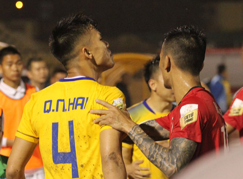 Quế Ngọc Hải chỉ bảo vệ đồng đội khi tức giận với học trò của HLV Miura