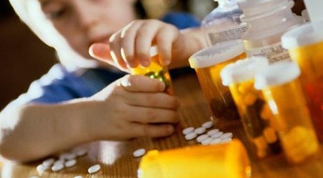 Hai em bé uống nhầm thuốc khi chơi trò đóng giả bác sĩ