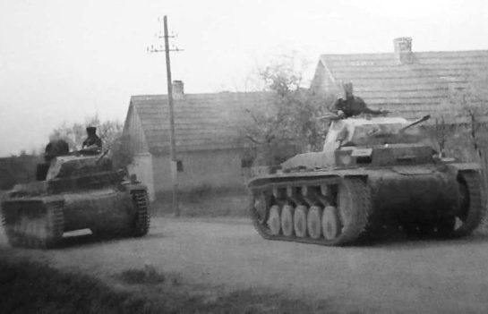 Những cỗ xe tăng đáng sợ của Hitler