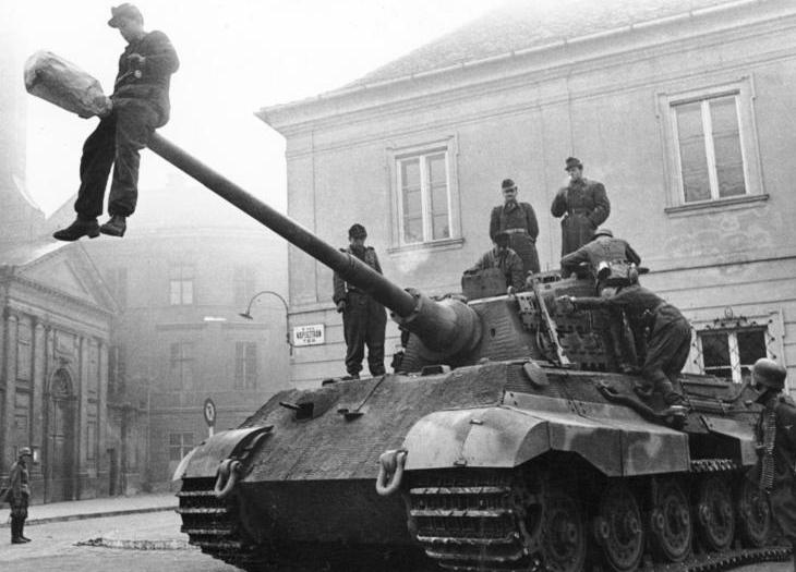 Những cỗ xe tăng đáng sợ của Hitler