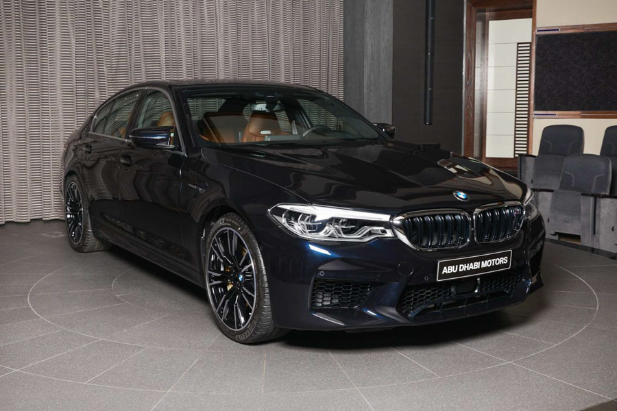 BMW M5 2018 màu sơn kịch độc cân bằng giữa hai màu Đen và Xanh Đen BMW M5 2018 màu sơn kịch độc cân bằng giữa hai màu Đen và Xanh Đen