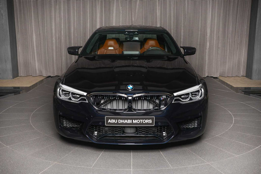 BMW M5 2018 màu sơn kịch độc cân bằng giữa hai màu Đen và Xanh Đen BMW M5 2018 màu sơn kịch độc cân bằng giữa hai màu Đen và Xanh Đen