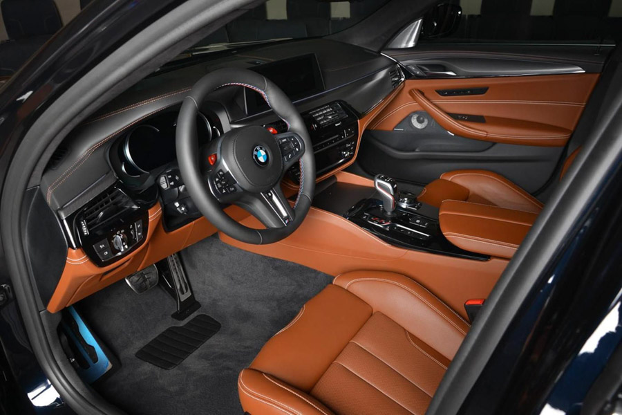 BMW M5 2018 màu sơn kịch độc cân bằng giữa hai màu Đen và Xanh Đen BMW M5 2018 màu sơn kịch độc cân bằng giữa hai màu Đen và Xanh Đen