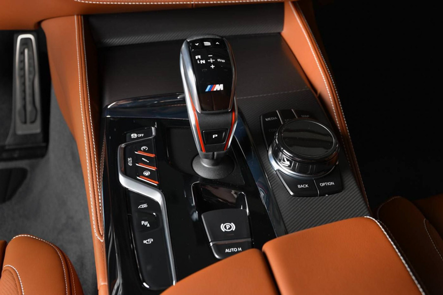 BMW M5 2018 màu sơn kịch độc cân bằng giữa hai màu Đen và Xanh Đen BMW M5 2018 màu sơn kịch độc cân bằng giữa hai màu Đen và Xanh Đen