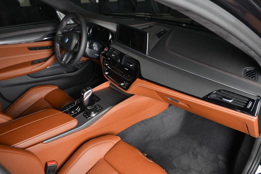 BMW M5 2018 màu sơn kịch độc cân bằng giữa hai màu Đen và Xanh Đen BMW M5 2018 màu sơn kịch độc cân bằng giữa hai màu Đen và Xanh Đen
