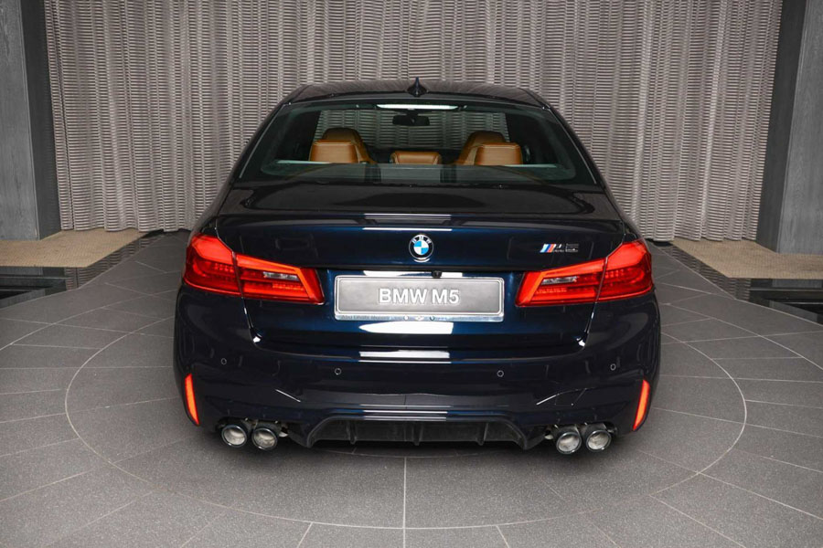 BMW M5 2018 màu sơn kịch độc cân bằng giữa hai màu Đen và Xanh Đen BMW M5 2018 màu sơn kịch độc cân bằng giữa hai màu Đen và Xanh Đen
