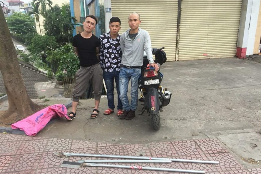 Hà Nội: Cảnh sát giao thông quật ngã 3 đối tượng cầm mã tấu đi dán tờ rơi