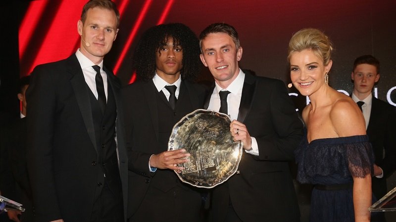 Lập kỷ lục khó tin, De Gea đi vào lịch sử MU