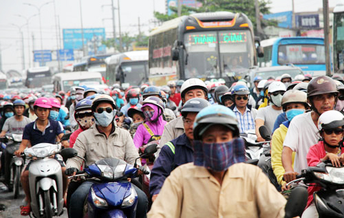 Người dân ùn ùn trở lại Sài Gòn, phà Cát Lái quá tải