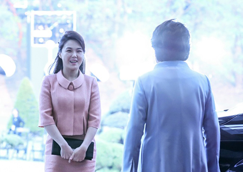 Trang phục mang ẩn ý của đệ nhất phu nhân Triều Tiên trong cuộc gặp với Hàn Quốc