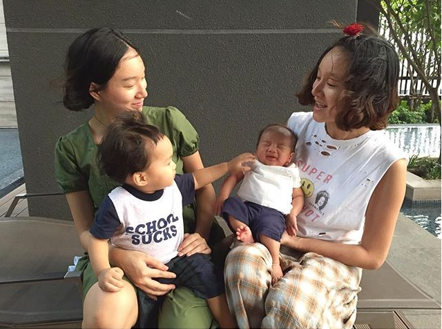 Chị chồng mang 2 con sang gửi trông hộ, còn đòi mượn xe dùng tạm vài tháng, em dâu không cho liền bị mắng là ích kỷ