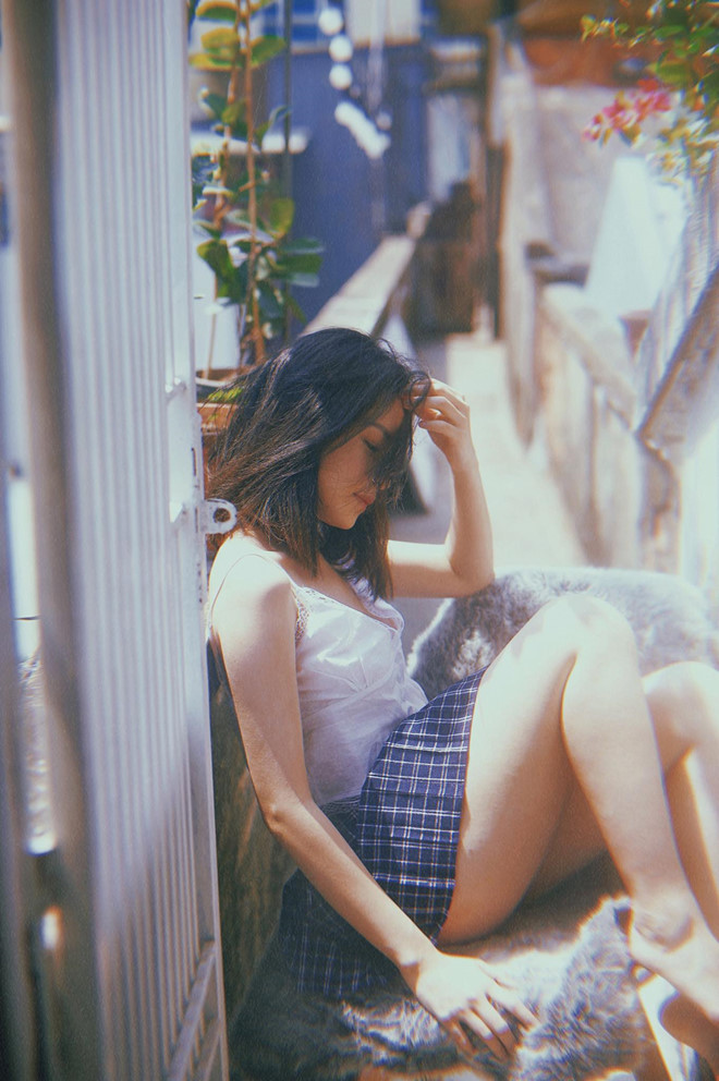 Chi Pu tung loạt hình gợi cảm gây tranh cãi