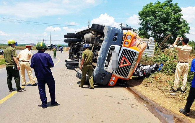 Ôtô đầu kéo container lật đè xe máy, 2 người suýt mất mạng