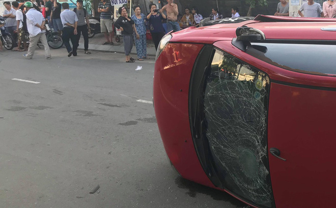 Thiếu niên 17 tuổi lái ô tô gây 2 tai nạn trên đường ở Sài Gòn