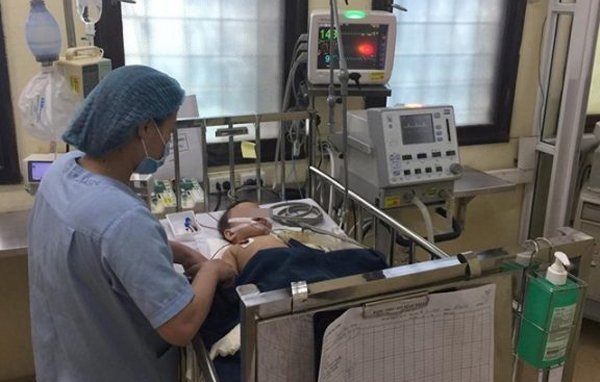 Thanh sắt dài văng trúng bé 8 tháng, xuyên thủng não