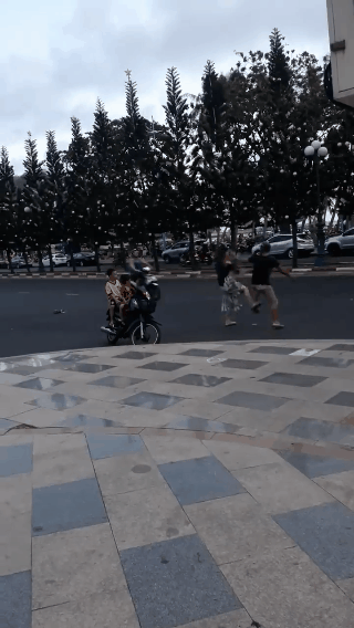 Chồng đánh vợ trên phố, chàng Tây dừng xe can ngăn nhưng đành bỏ đi vì phản ứng sau đó