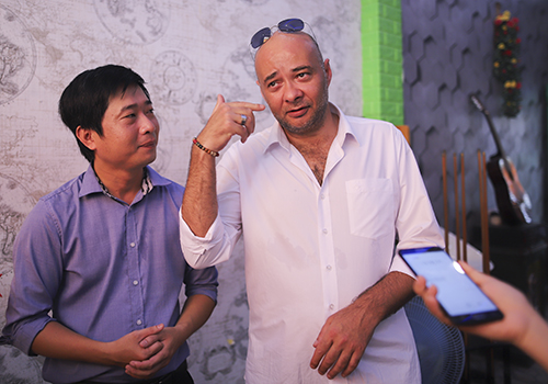 Du khách nước ngoài cứu hai em nhỏ thoát khỏi đám cháy