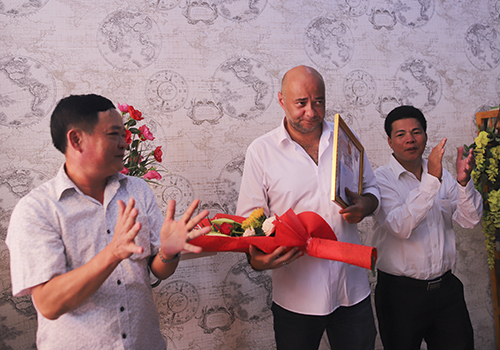 Du khách nước ngoài cứu hai em nhỏ thoát khỏi đám cháy