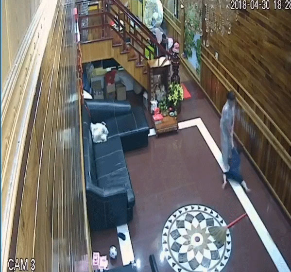 Clip: Mẹ vừa đi khỏi, người giúp việc ở hơn 3 năm đánh bé trai tới tấp bằng cán chổi