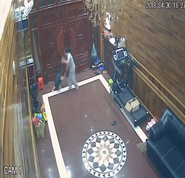 Clip: Mẹ vừa đi khỏi, người giúp việc ở hơn 3 năm đánh bé trai tới tấp bằng cán chổi