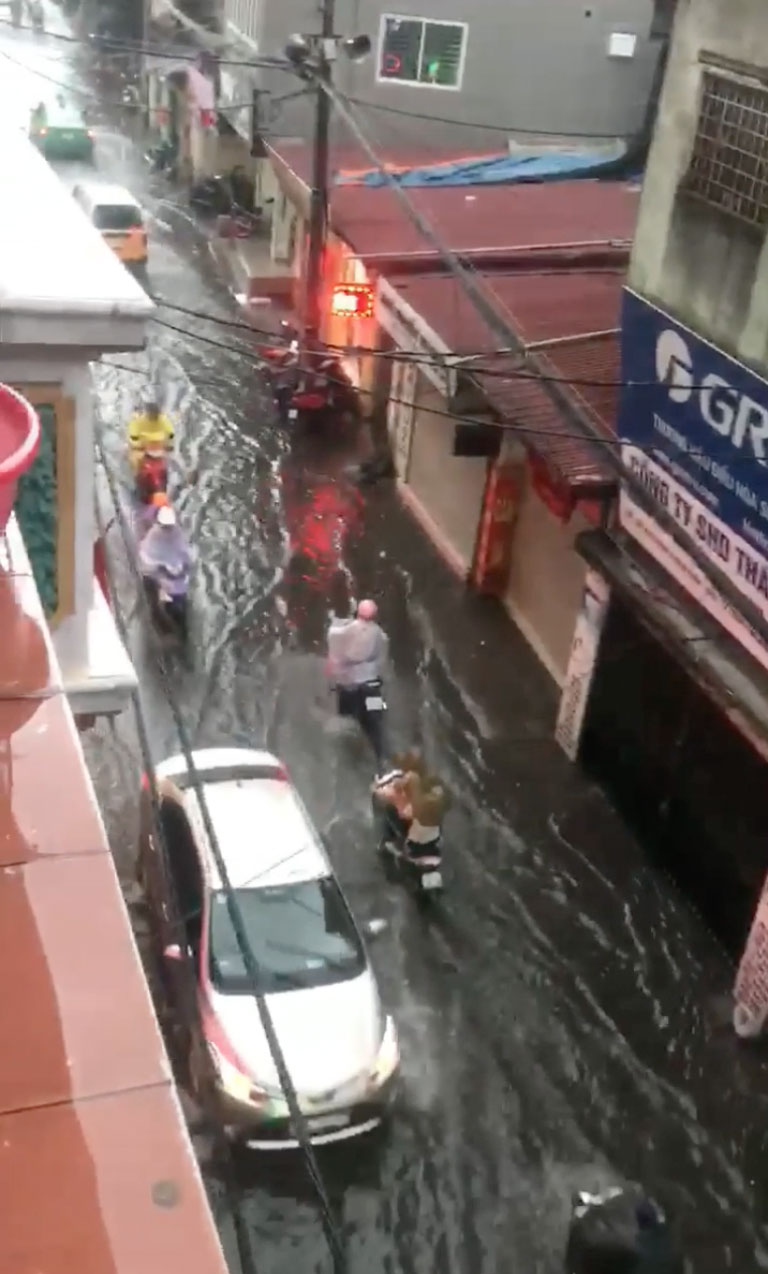 Hà Nội: Phố hoá thành sông chỉ sau một trận mưa đầu mùa Hà Nội: Phố hoá thành sông chỉ sau một trận mưa đầu mùa