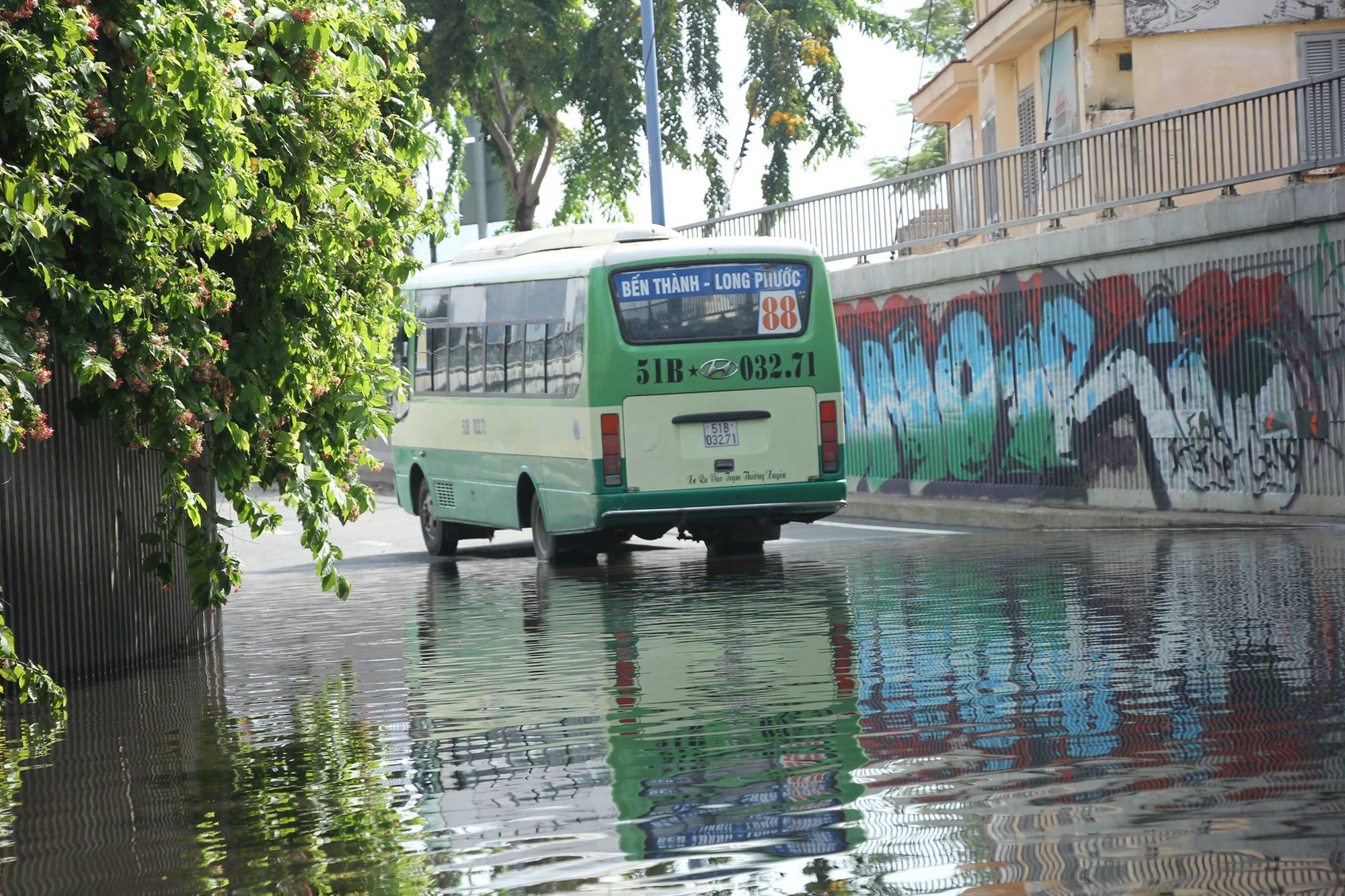 Sau cơn mưa, hầm chui ở trung tâm Sài Gòn ngập nước khiến xe buýt chết máy