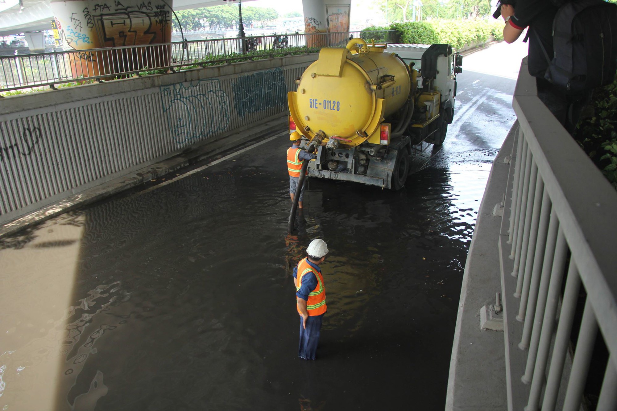 Sau cơn mưa, hầm chui ở trung tâm Sài Gòn ngập nước khiến xe buýt chết máy