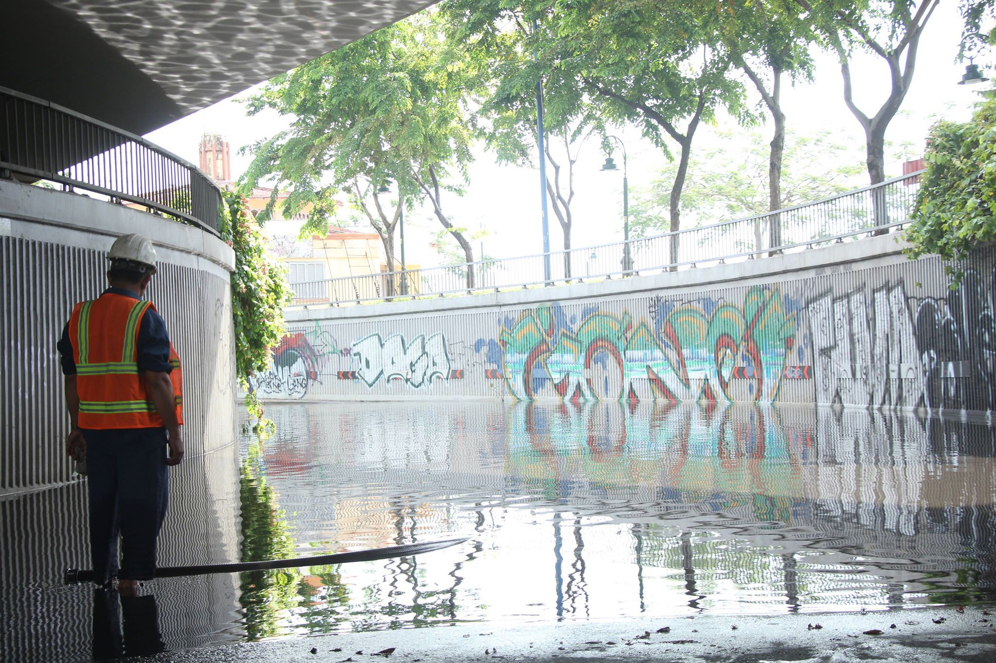 Sau cơn mưa, hầm chui ở trung tâm Sài Gòn ngập nước khiến xe buýt chết máy