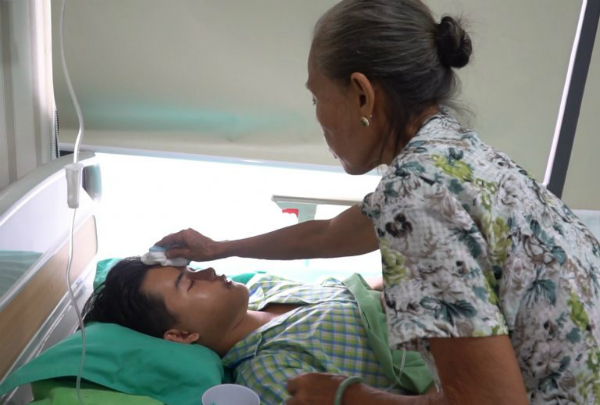 Bà nội đồng hành cùng cháu trai để phẫu thuật thẩm mỹ gương mặt