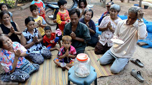 Người dân Thái Lan thờ xác lợn hai đầu để cầu trúng số