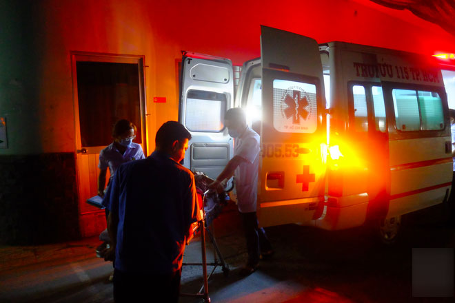 Bị vợ cằn nhằn, chồng nhậu xỉn về uống 2 chai oxy già rồi cố thủ không chịu cấp cứu