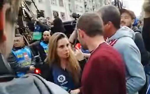 Hậu vệ trụ cột của Barca bị dọa giết vì đổ bia lên đầu đám đông