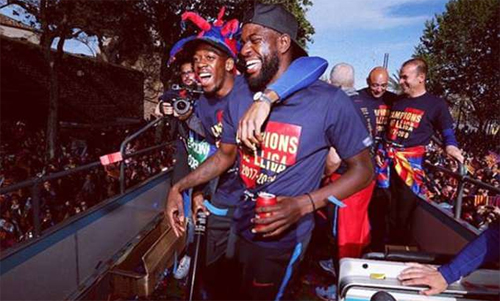 Hậu vệ trụ cột của Barca bị dọa giết vì đổ bia lên đầu đám đông