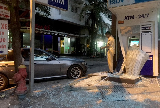 Ôtô BMW lao vào trụ ATM ngân hàng BIDV ở Sài Gòn