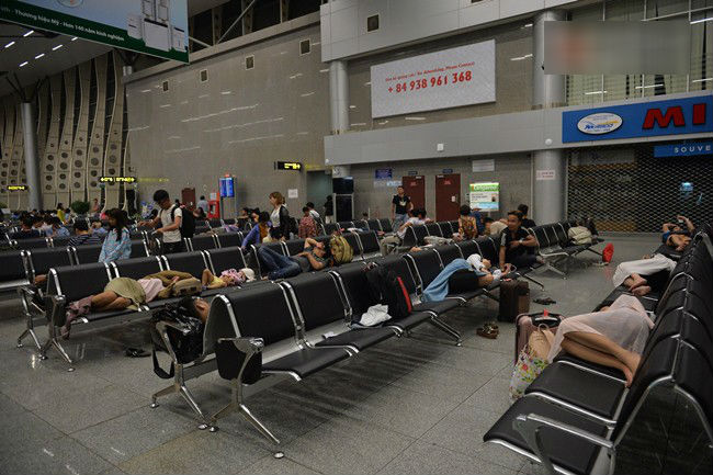 Hết lễ nhưng hàng trăm hành khách bị delay vẫn vật vờ ở sân bay Đà Nẵng, không thể về Hà Nội vì thời tiết xấu