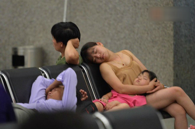 Hết lễ nhưng hàng trăm hành khách bị delay vẫn vật vờ ở sân bay Đà Nẵng, không thể về Hà Nội vì thời tiết xấu Hết lễ nhưng hàng trăm hành khách bị delay vẫn vật vờ ở sân bay Đà Nẵng, không thể về Hà Nội vì thời tiết xấu