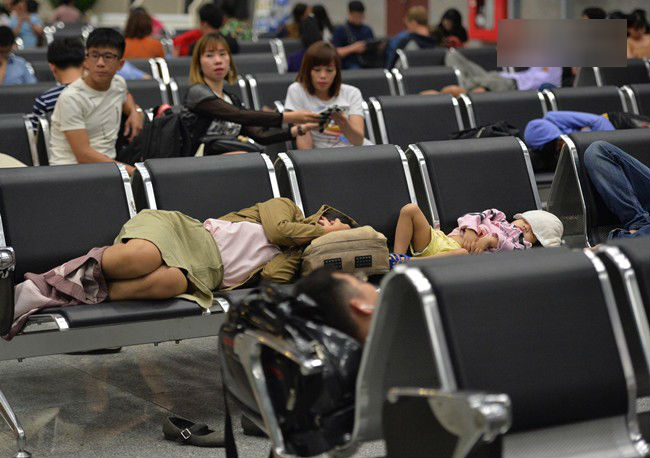 Hết lễ nhưng hàng trăm hành khách bị delay vẫn vật vờ ở sân bay Đà Nẵng, không thể về Hà Nội vì thời tiết xấu