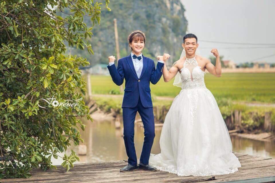 Chùm ảnh cưới chất: Khi chú rể cơ bắp nhưng cứ thích mặc thử váy cô dâu xem cảm giác ra làm sao Chùm ảnh cưới chất: Khi chú rể cơ bắp nhưng cứ thích mặc thử váy cô dâu xem cảm giác ra làm sao
