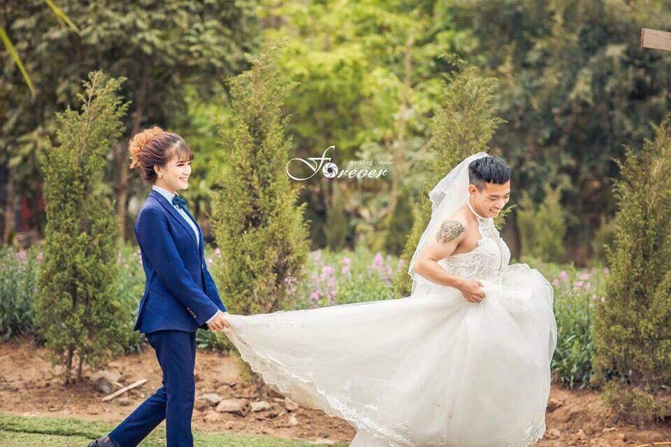 Chùm ảnh cưới chất: Khi chú rể cơ bắp nhưng cứ thích mặc thử váy cô dâu xem cảm giác ra làm sao Chùm ảnh cưới chất: Khi chú rể cơ bắp nhưng cứ thích mặc thử váy cô dâu xem cảm giác ra làm sao
