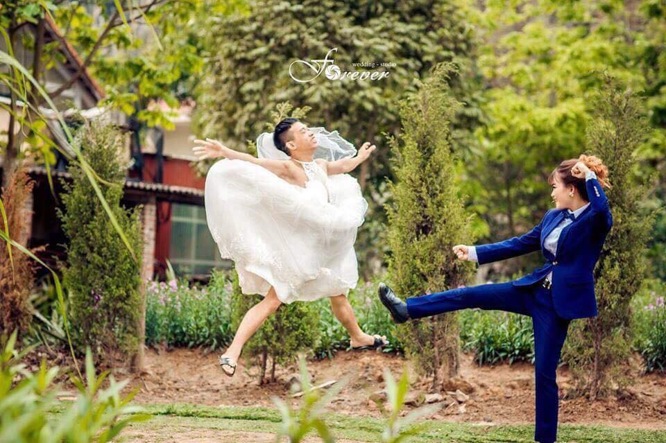 Chùm ảnh cưới chất: Khi chú rể cơ bắp nhưng cứ thích mặc thử váy cô dâu xem cảm giác ra làm sao Chùm ảnh cưới chất: Khi chú rể cơ bắp nhưng cứ thích mặc thử váy cô dâu xem cảm giác ra làm sao