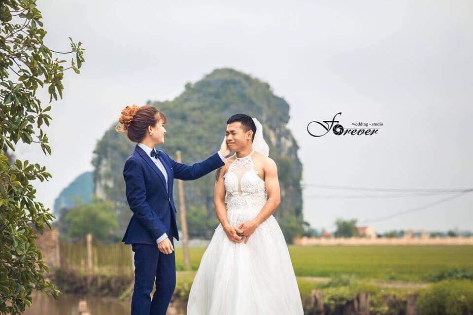 Chùm ảnh cưới chất: Khi chú rể cơ bắp nhưng cứ thích mặc thử váy cô dâu xem cảm giác ra làm sao Chùm ảnh cưới chất: Khi chú rể cơ bắp nhưng cứ thích mặc thử váy cô dâu xem cảm giác ra làm sao