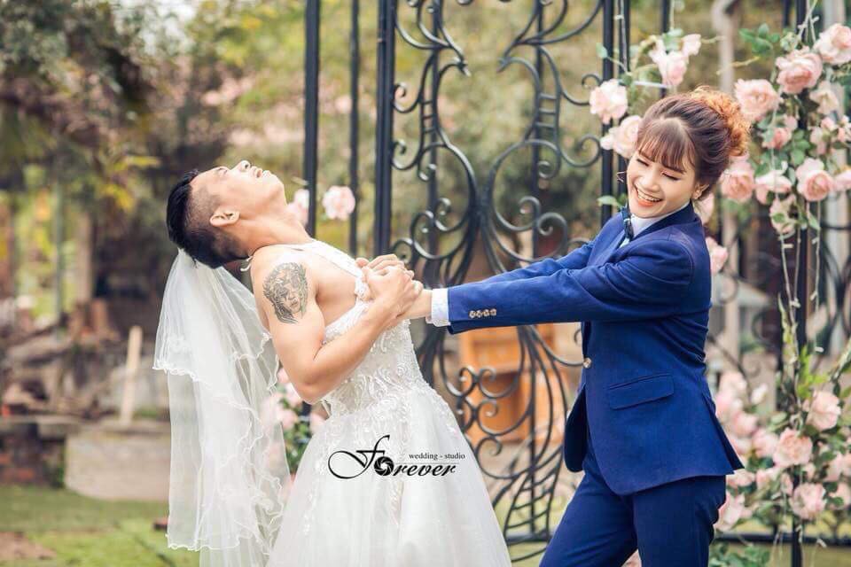 Chùm ảnh cưới chất: Khi chú rể cơ bắp nhưng cứ thích mặc thử váy cô dâu xem cảm giác ra làm sao Chùm ảnh cưới chất: Khi chú rể cơ bắp nhưng cứ thích mặc thử váy cô dâu xem cảm giác ra làm sao