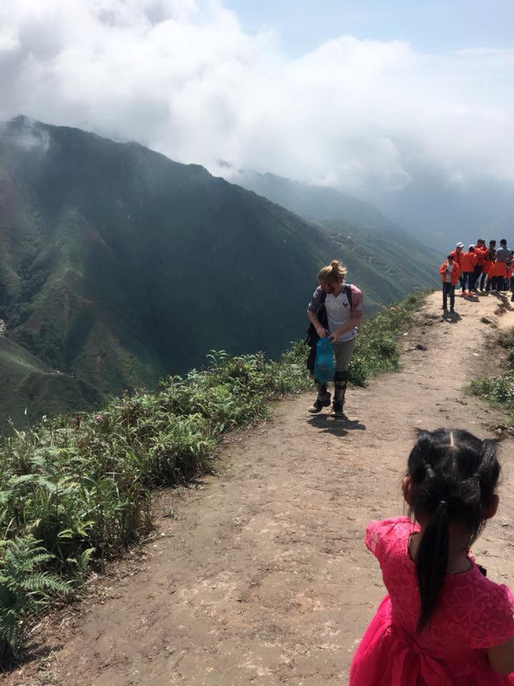 Anh Tây cần mẫn nhặt rác phía sau nhóm bạn trẻ đang thả dáng selfie trên đỉnh Tà Xùa