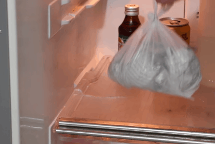 Cất trong tủ lạnh cả tháng mà quả chanh vẫn căng mọng, tưới rói chỉ nhờ một tờ báo cũ