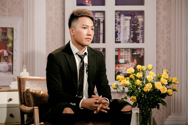 Châu Khải Phong kể chuyện bị đại gia đồng tính nhắn tin gạ tình