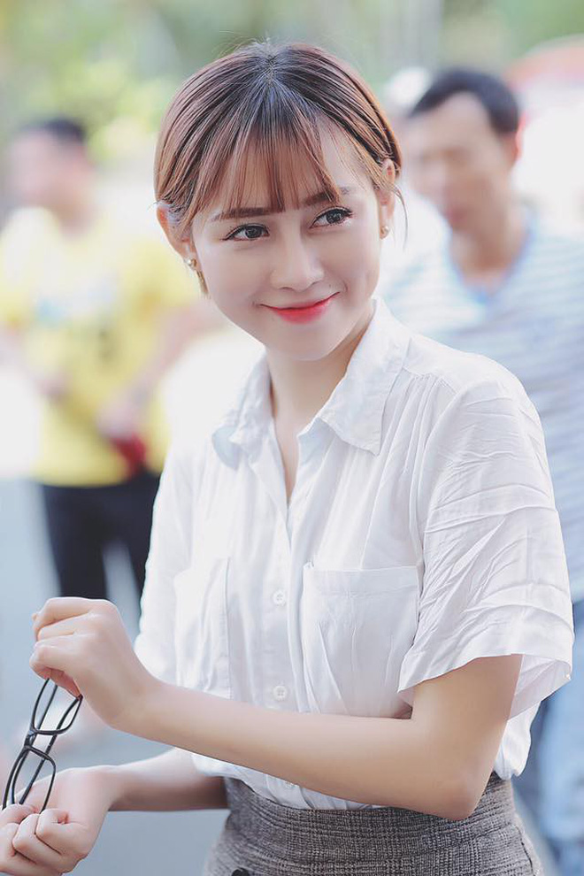 Dân tình đối đầu khi xem clip cô gái Việt vô tư chỉnh áo ngực trước cửa kính ô tô hút 10 triệu view Dân tình đối đầu khi xem clip cô gái Việt vô tư chỉnh áo ngực trước cửa kính ô tô hút 10 triệu view