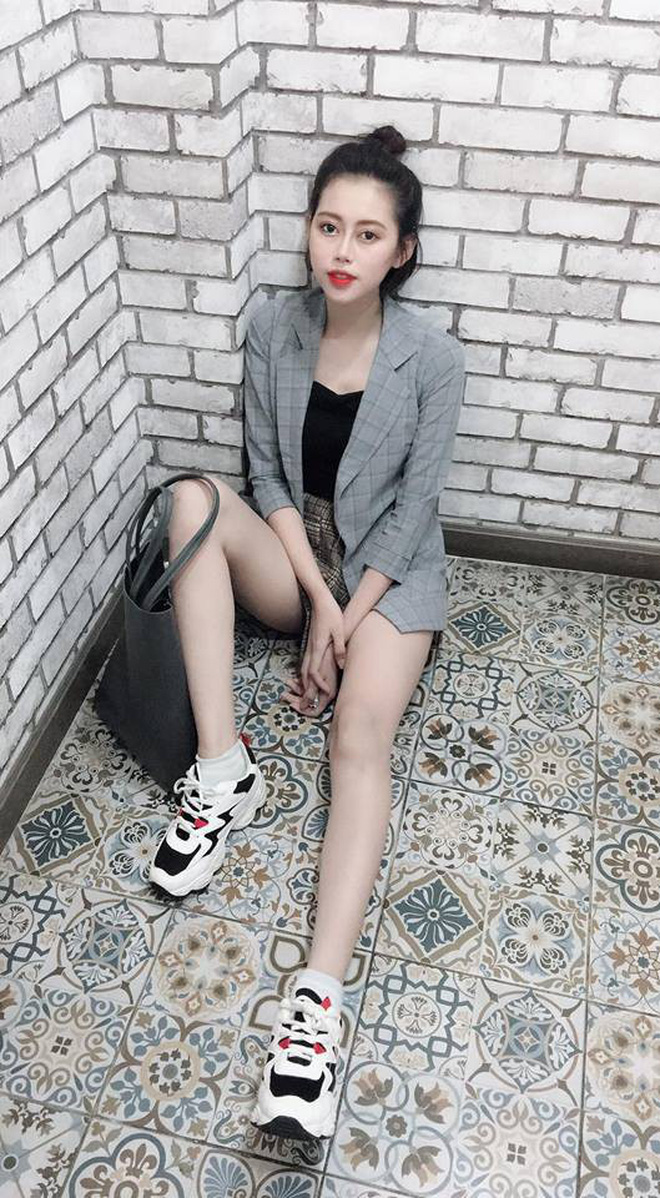 Dân tình đối đầu khi xem clip cô gái Việt vô tư chỉnh áo ngực trước cửa kính ô tô hút 10 triệu view Dân tình đối đầu khi xem clip cô gái Việt vô tư chỉnh áo ngực trước cửa kính ô tô hút 10 triệu view