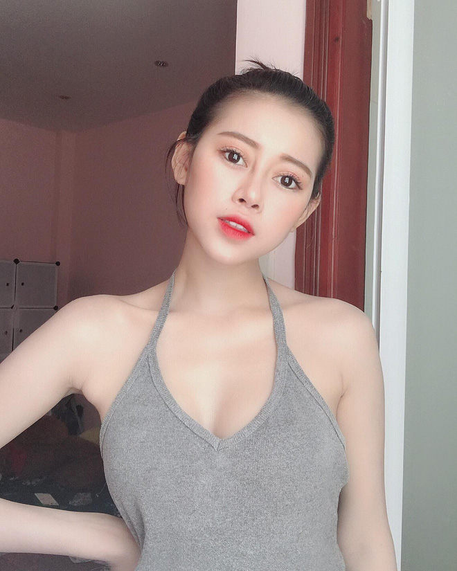 Dân tình đối đầu khi xem clip cô gái Việt vô tư chỉnh áo ngực trước cửa kính ô tô hút 10 triệu view Dân tình đối đầu khi xem clip cô gái Việt vô tư chỉnh áo ngực trước cửa kính ô tô hút 10 triệu view