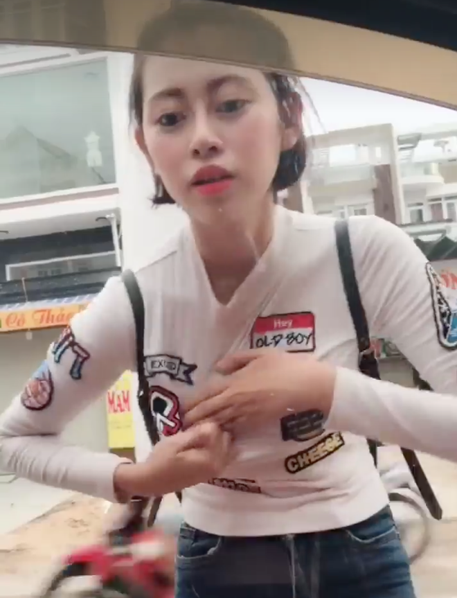 Dân tình đối đầu khi xem clip cô gái Việt vô tư chỉnh áo ngực trước cửa kính ô tô hút 10 triệu view Dân tình đối đầu khi xem clip cô gái Việt vô tư chỉnh áo ngực trước cửa kính ô tô hút 10 triệu view